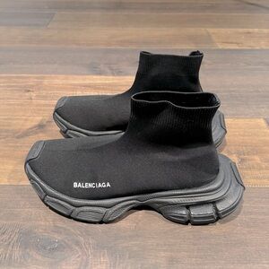 Lightly used Balenciaga 3XL sock runners in size 45. Fits
11-12US PERFECTLY.